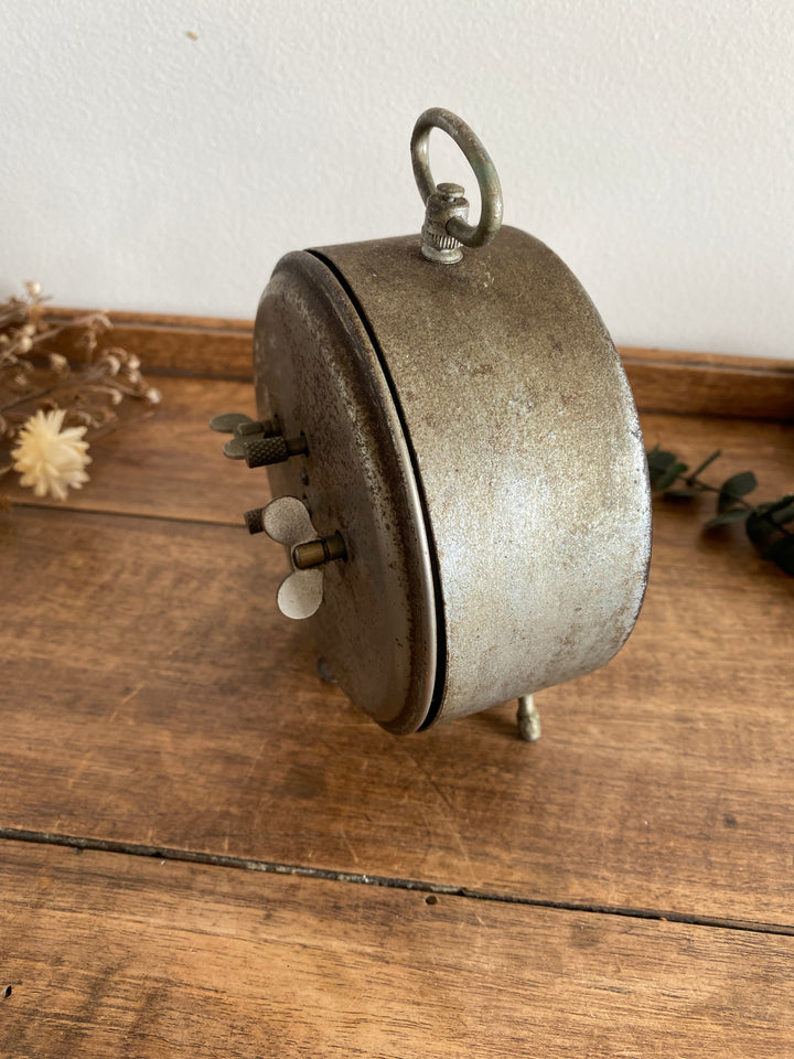 Réveil matin en métal vintage