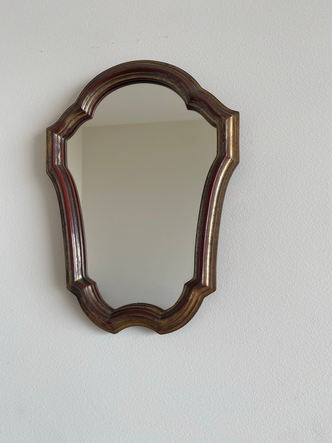 Miroir aux formes chantournées en bois doré