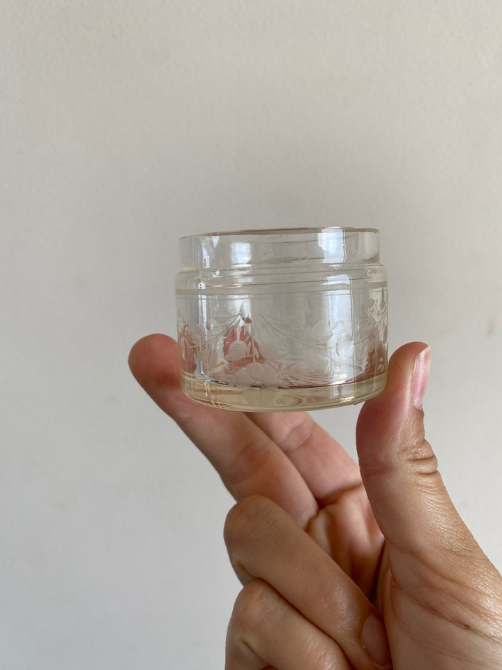 Éléments de toilette ciselé et bouchon métal argenté