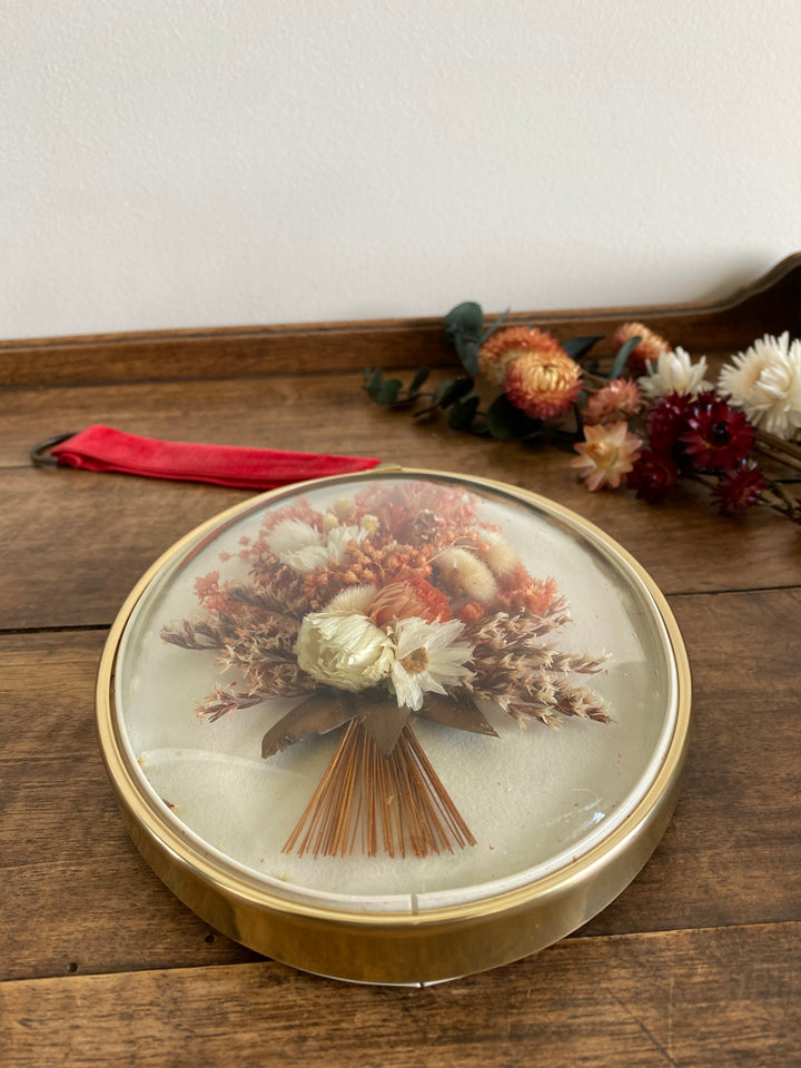 Fleurs séchées roses dans cadre bombé