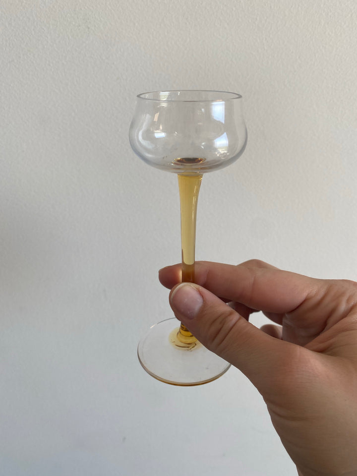 Verres à liqueur sur pieds hauts ocre
