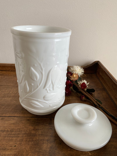 Pots en opaline blanche motifs fleurs en relief