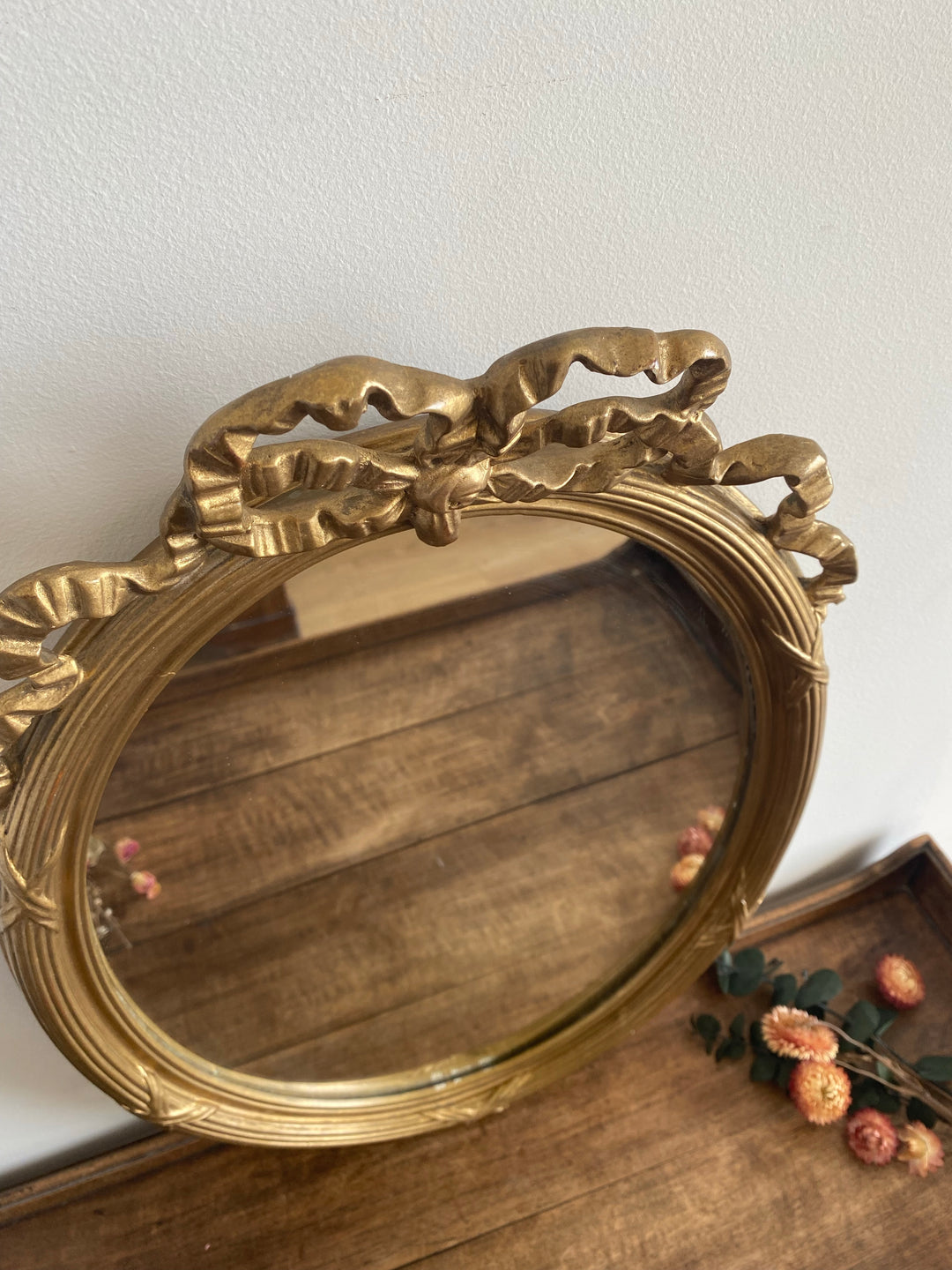 Miroir ovale en bois doré fronton noeud style Louis XVI