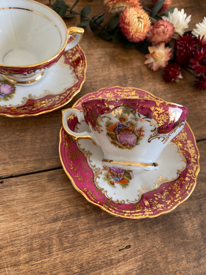 Tasses et soucoupes blanches et or avec scènes romantiques Bavaria
