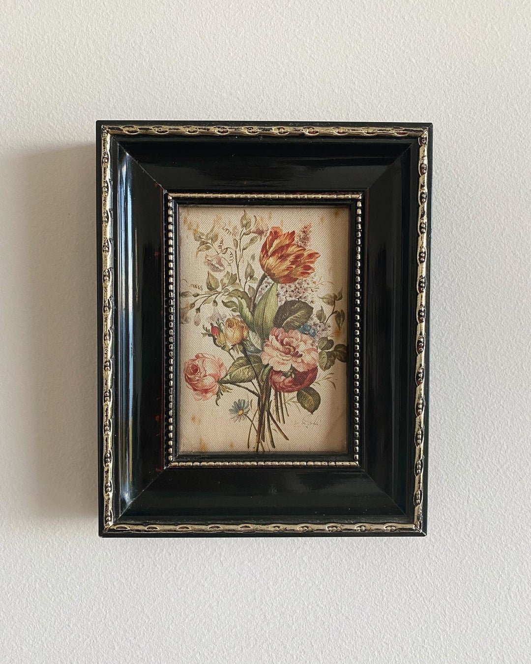 Peinture bouquet de roses sur soie petit cadre noir et doré