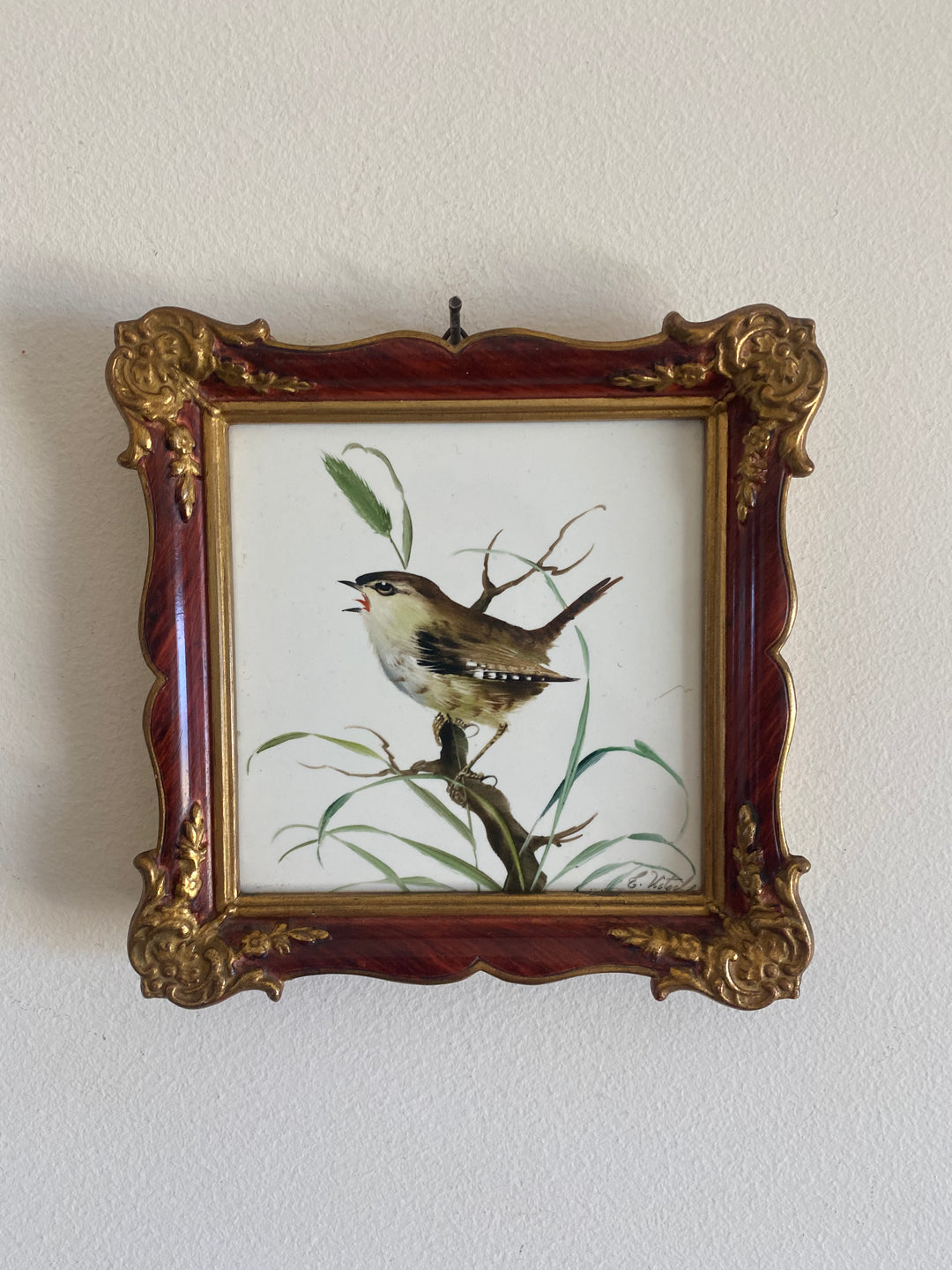 Oiseau peint sur porcelaine encadré signé
