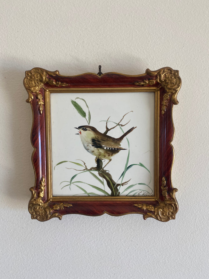 Oiseau peint sur porcelaine encadré signé