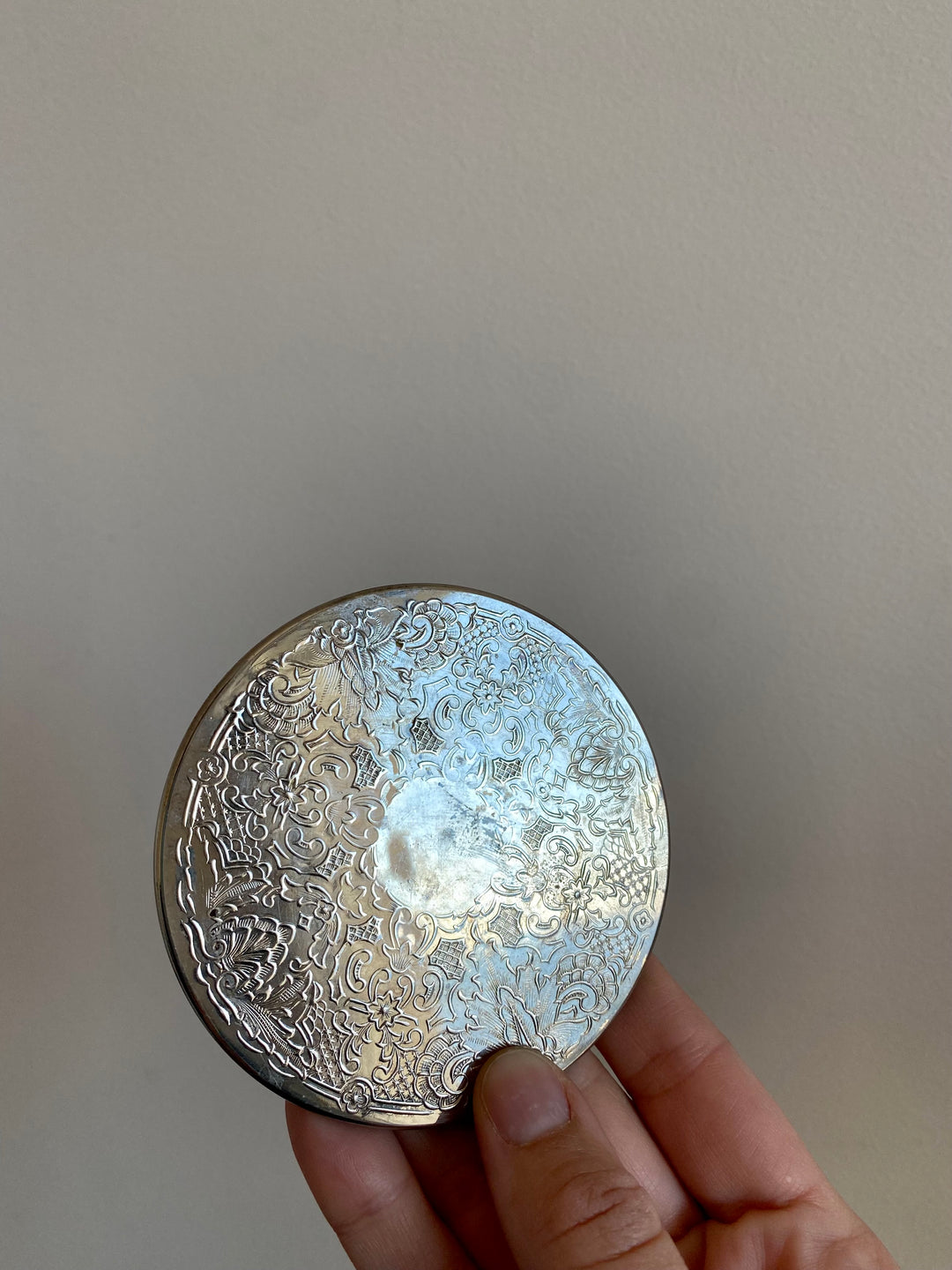 Sous-verres en métal argenté gravé