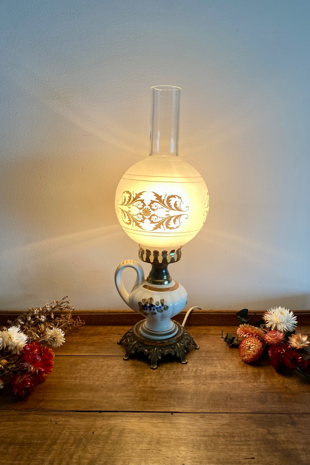 Lampe à pétrole verre fumé et porcelaine fleurie