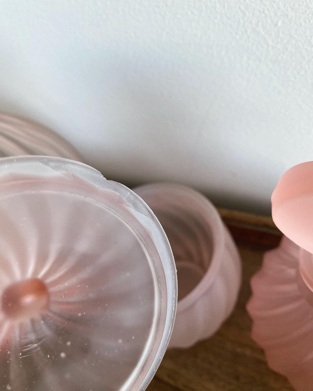 Ensemble de salle de bain en verre fumé rose torsadé
