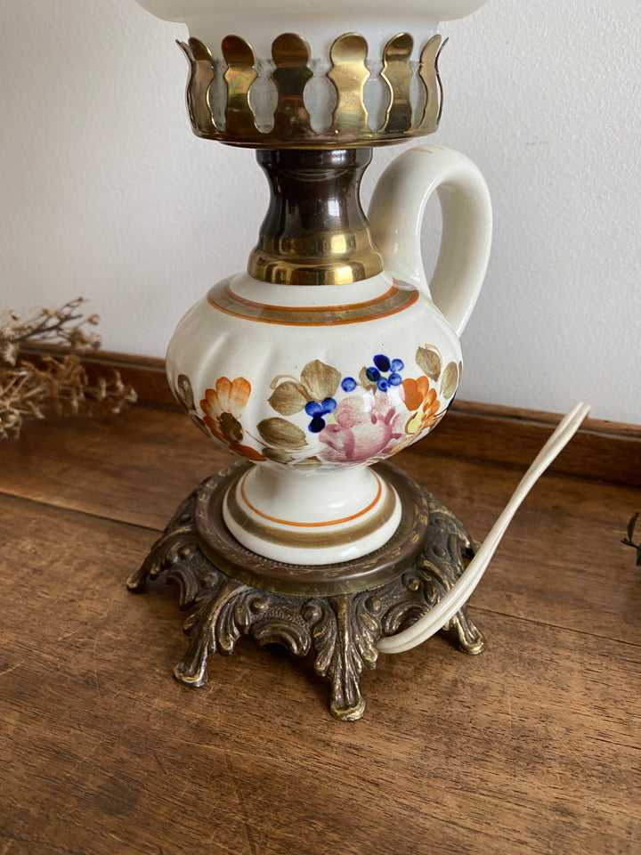 Lampe à pétrole verre fumé et porcelaine fleurie