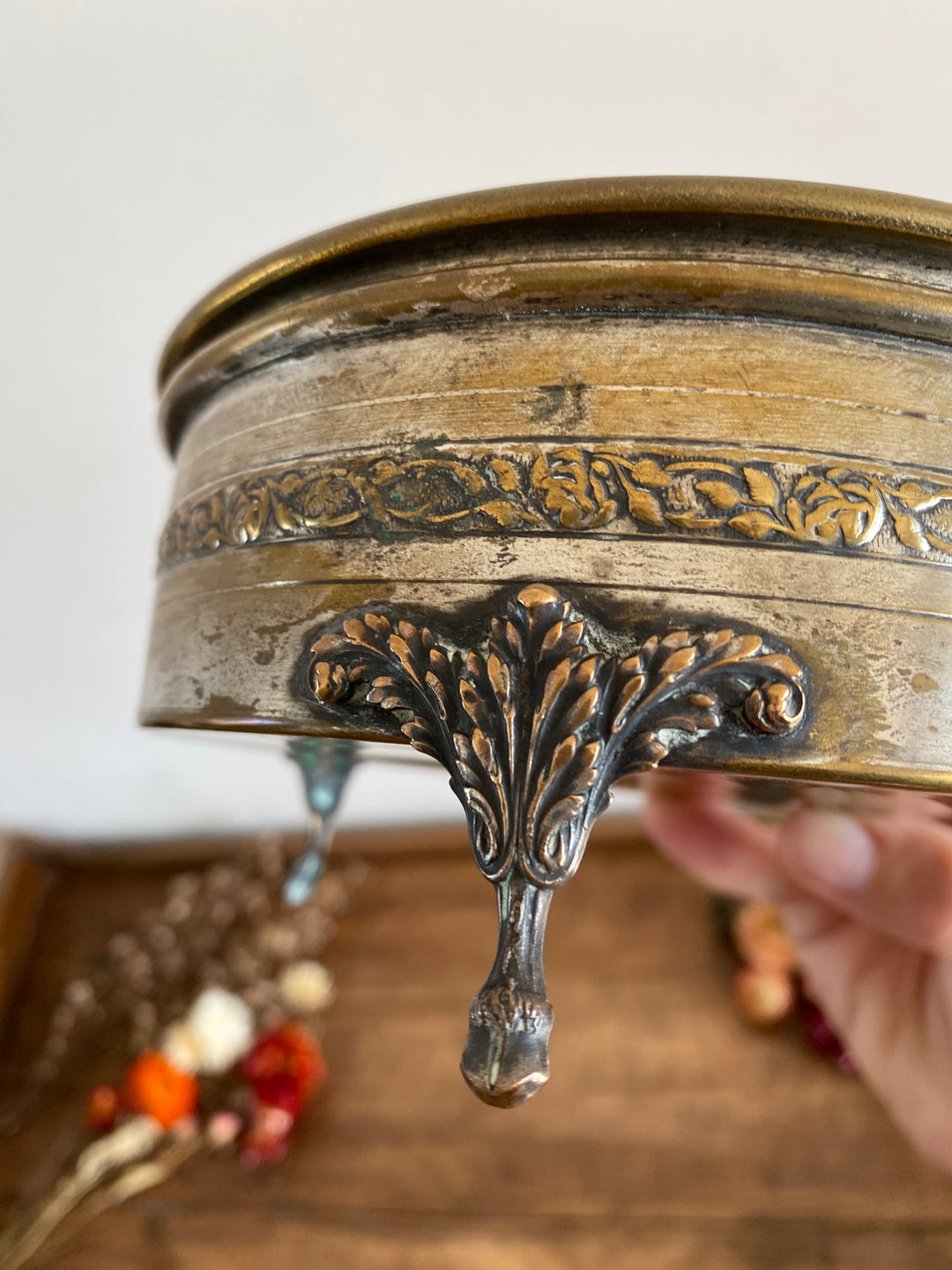 Boîte ronde sur pieds travaillés en métal argenté et doré