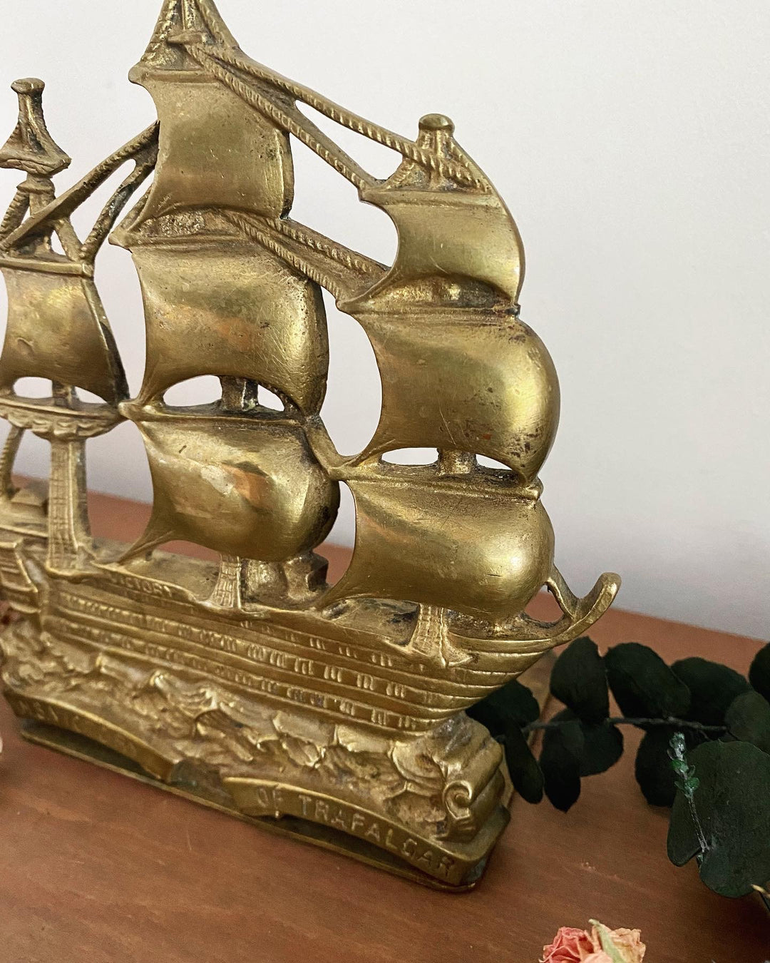 Serre-livre bateau vintage en laiton