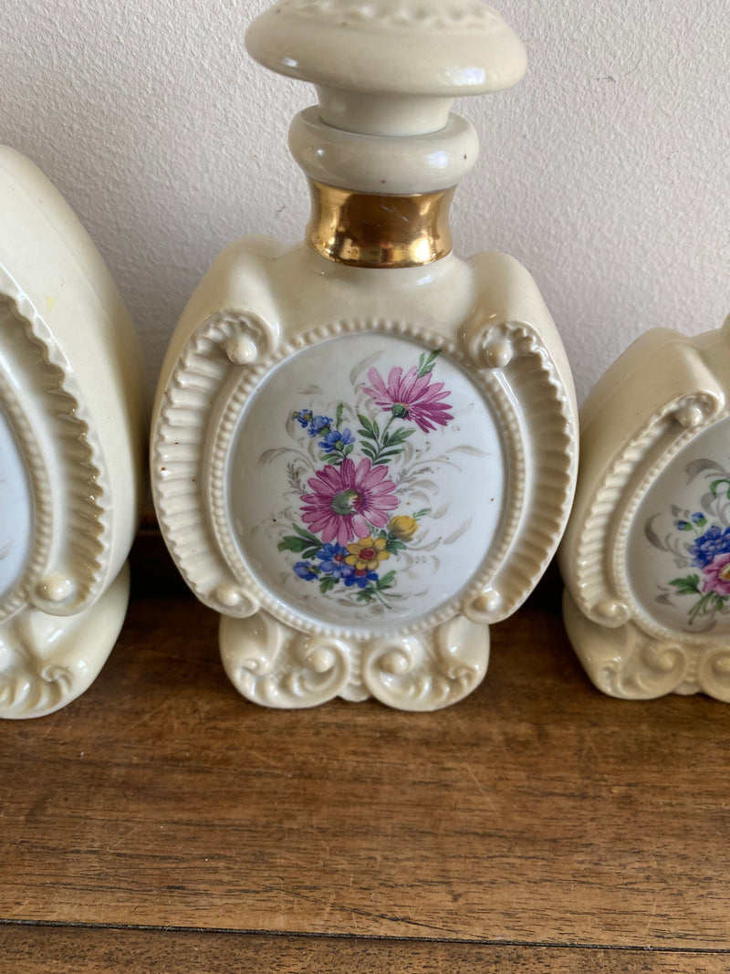 Flacons de salle de bain en porcelaine décoration florale moulures