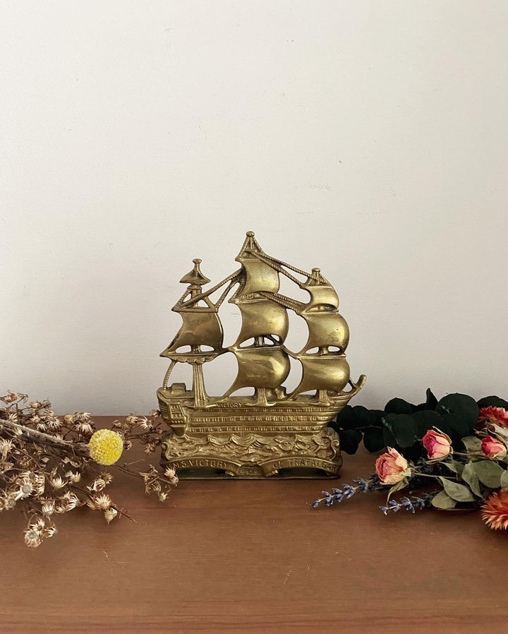 Serre-livre bateau vintage en laiton
