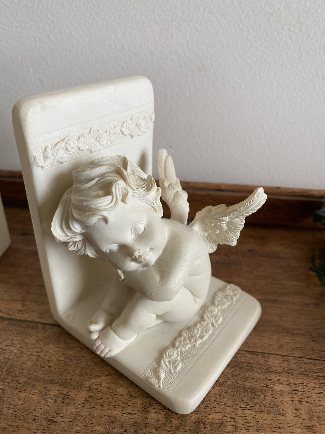 Serres livres petits anges blanc cassé