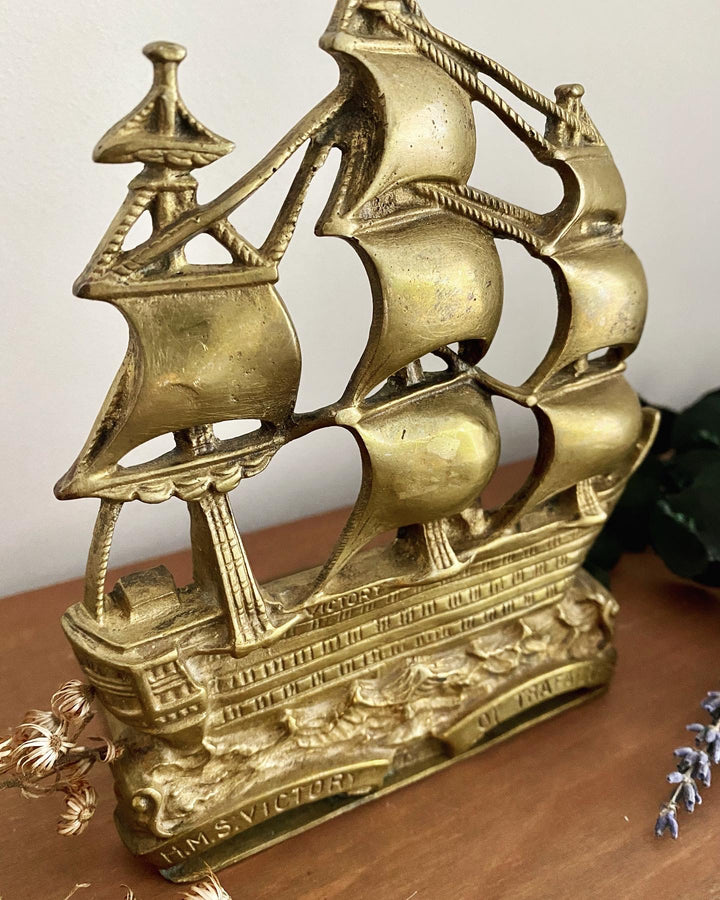 Serre-livre bateau vintage en laiton