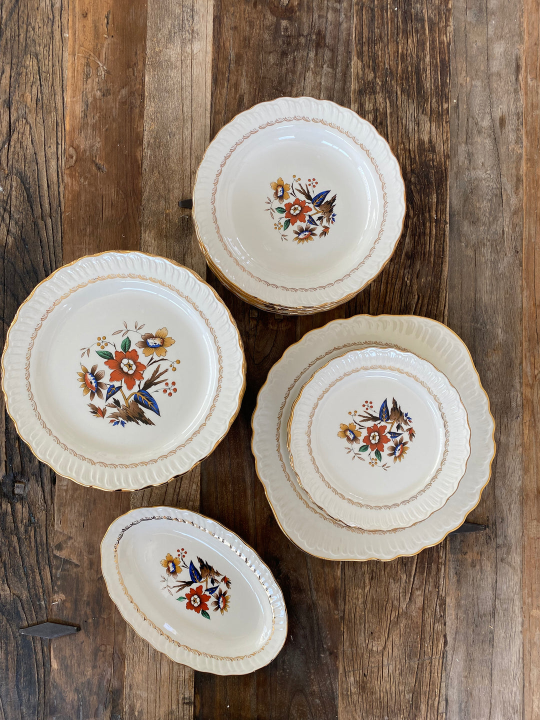 Service complet en porcelaine motifs fleurs 979