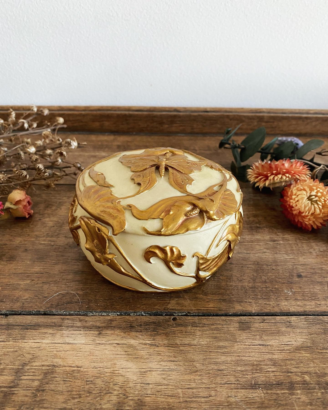 Bonbonnière ronde en céramique décoration florale et papillon