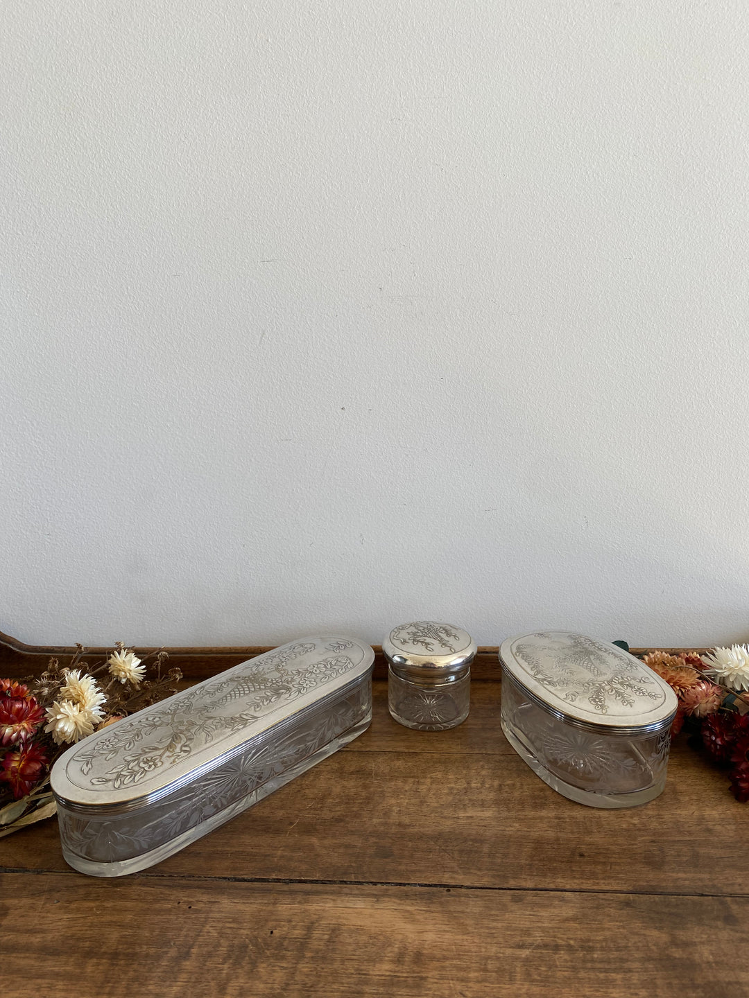 Éléments de toilette ciselé et bouchon métal argenté