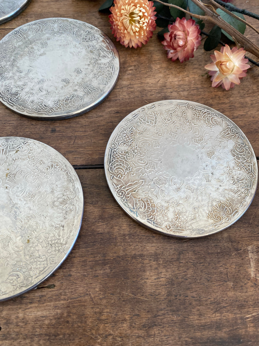 Sous-verres en métal argenté gravé