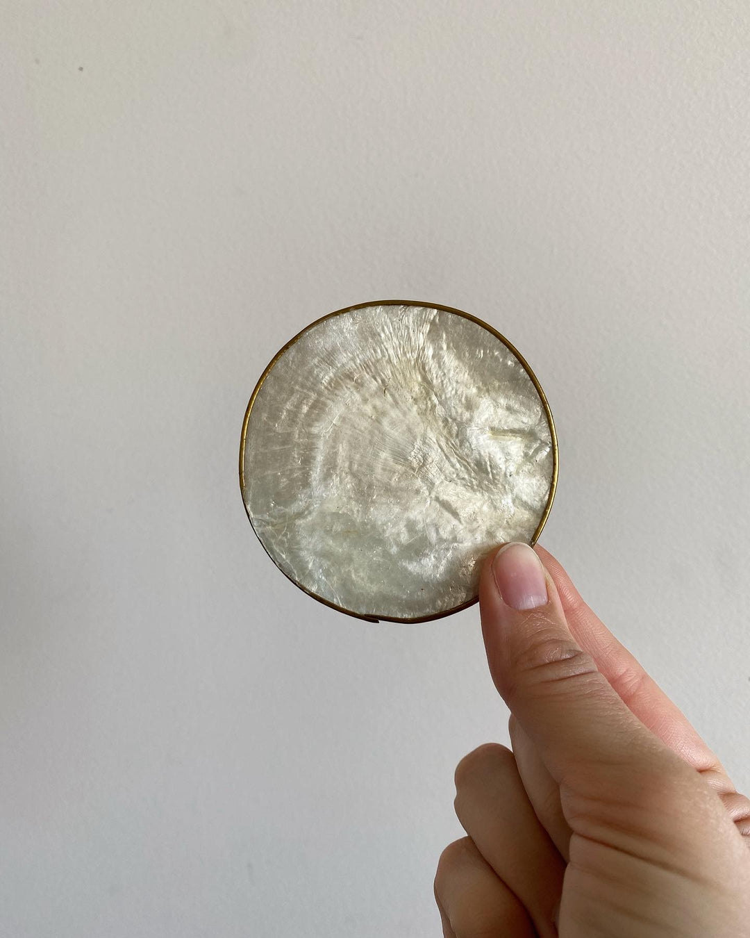 Sous-verres en nacre cerclée de laiton verso en liège