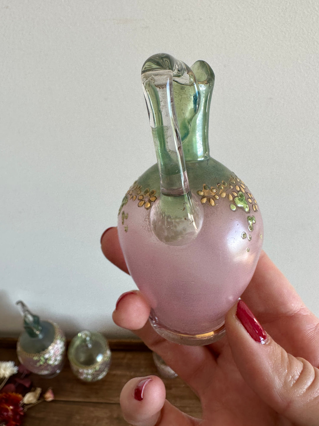 Ensemble en verre rose et vert décoré de petites fleurs peintes à la main verre fumé