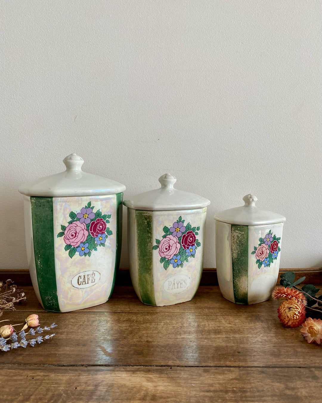 Pots de cuisine décoratifs à motifs fleuris en faïence signés Czechoslovakia.