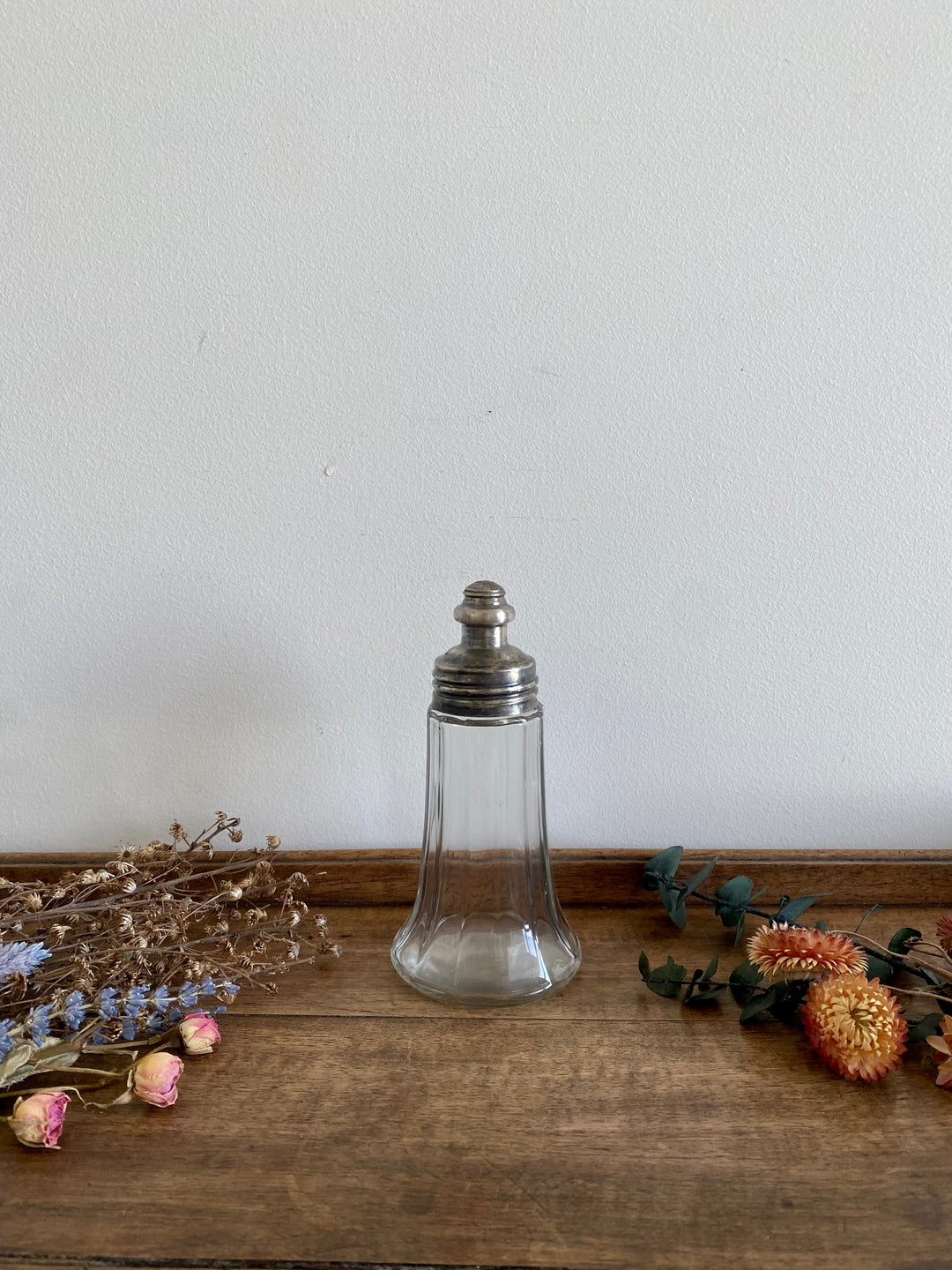 Saupoudreuse en verre avec couvercle en argent