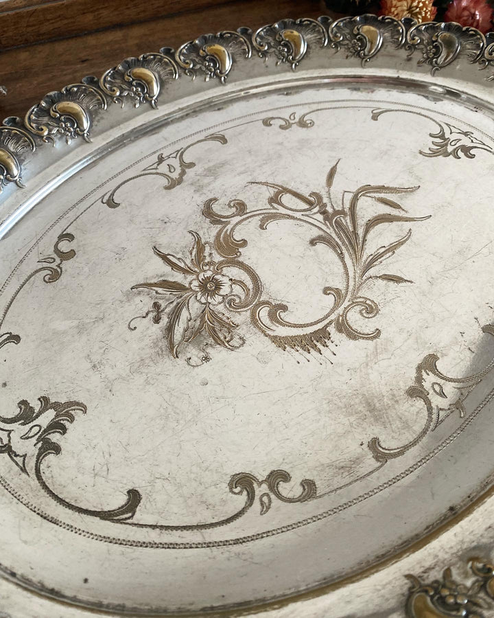 Plat en métal argenté avec ses bords dorés
