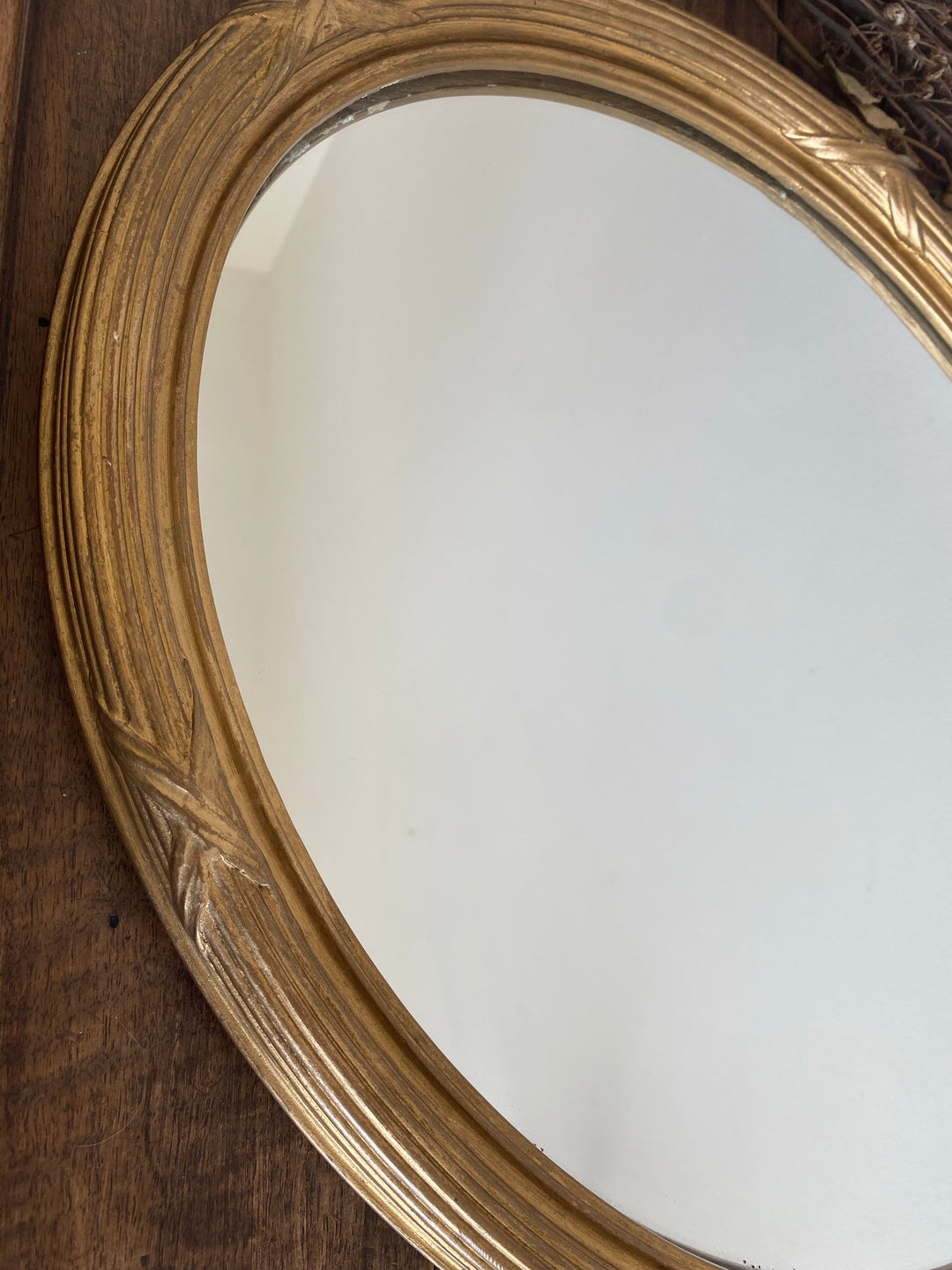 Miroir ovale en bois doré fronton noeud style Louis XVI