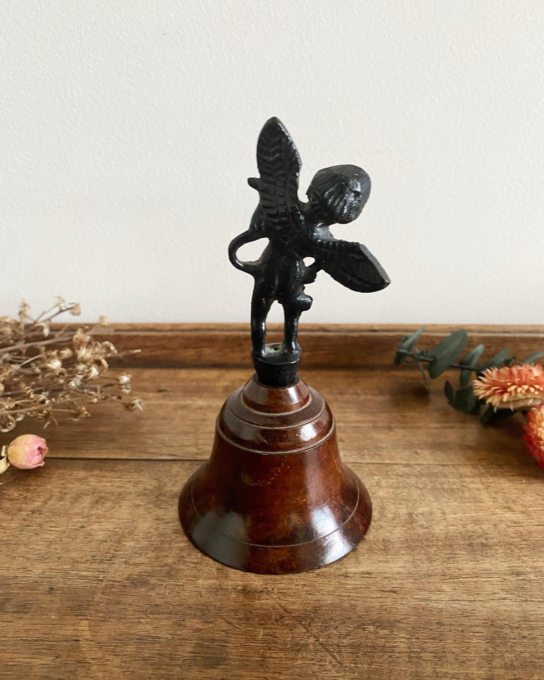 Clochette de table en bronze manche angelot