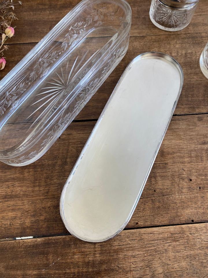 Éléments de toilette ciselé et bouchon métal argenté
