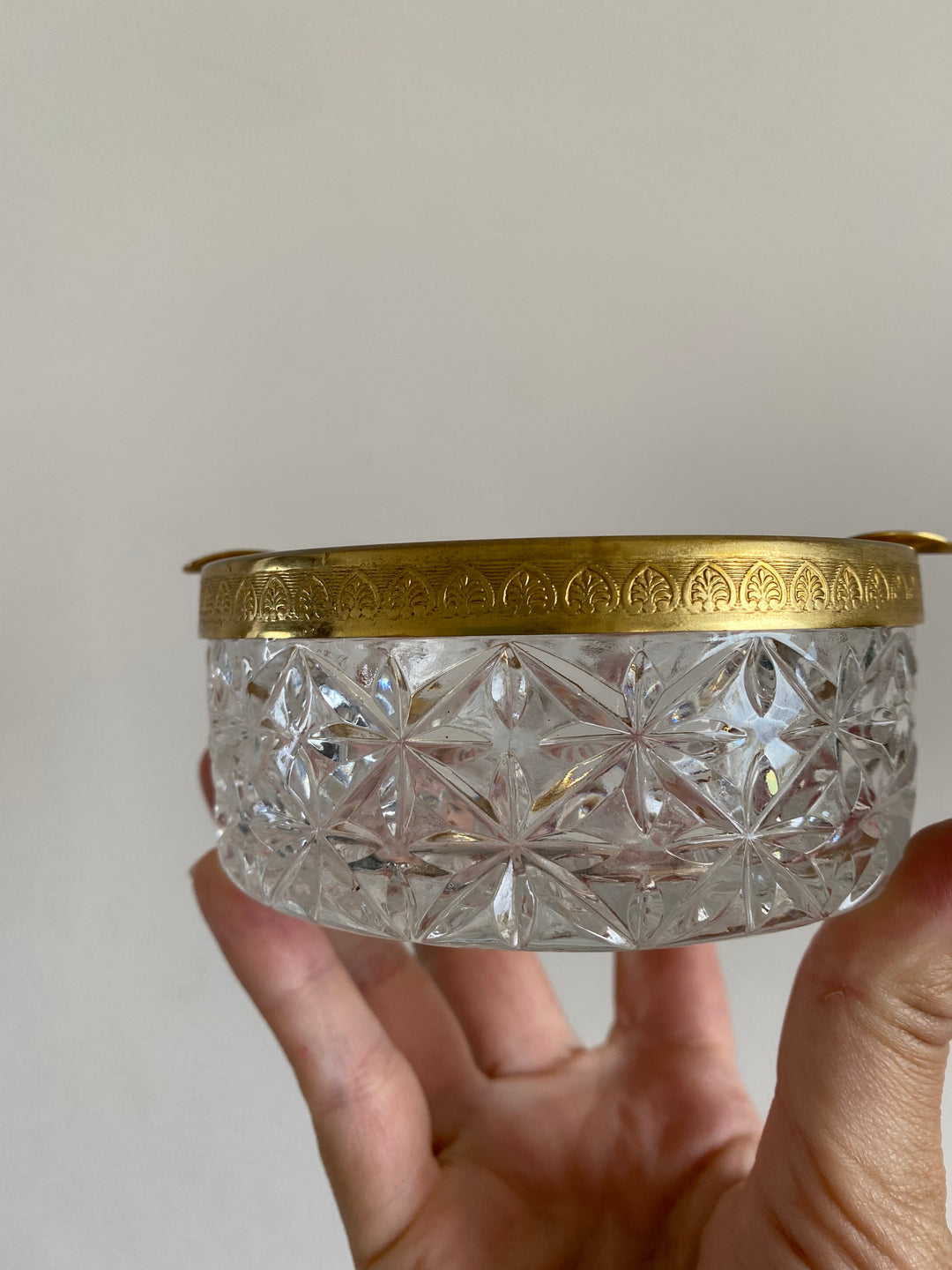 Cendrier en verre coupé et armature dorée