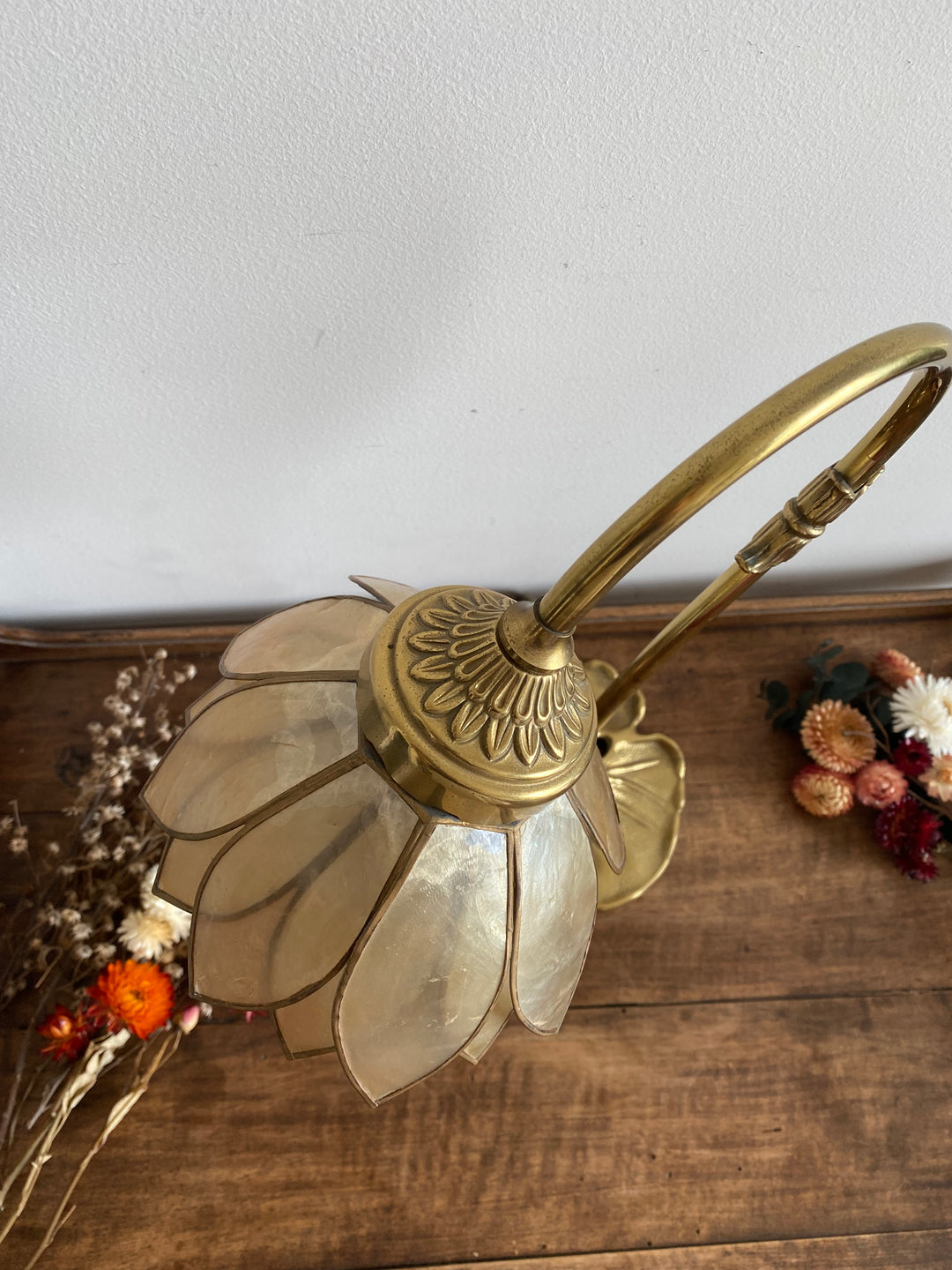 Lampe en laiton fleur nacrée