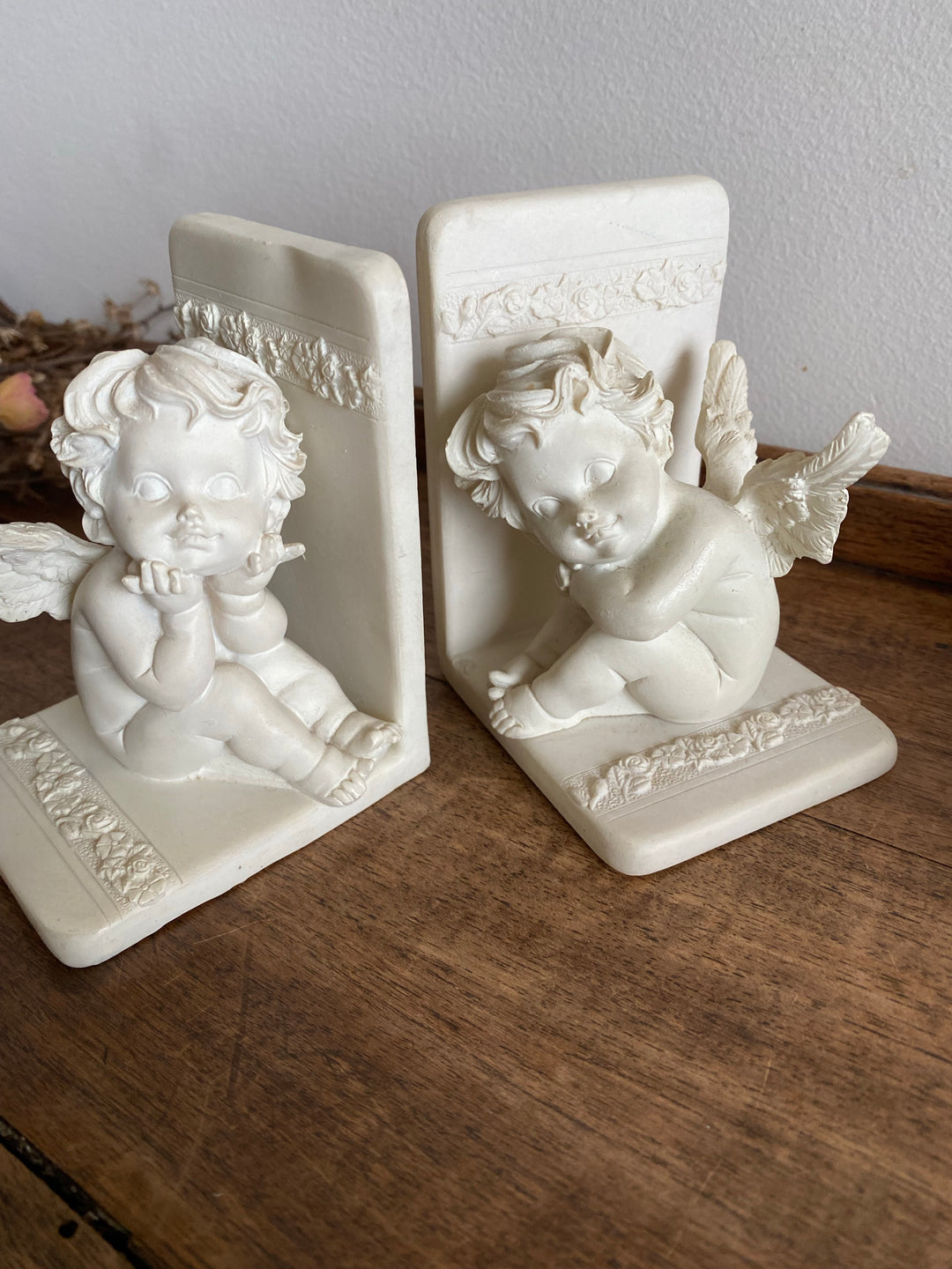 Serres livres petits anges blanc cassé