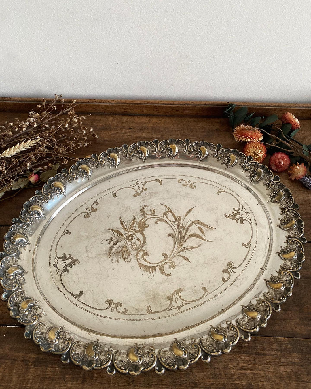 Plat en métal argenté avec ses bords dorés
