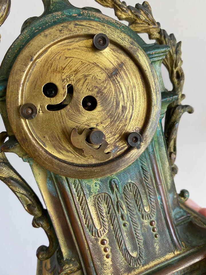 Horloge en régule et laiton XIX ème