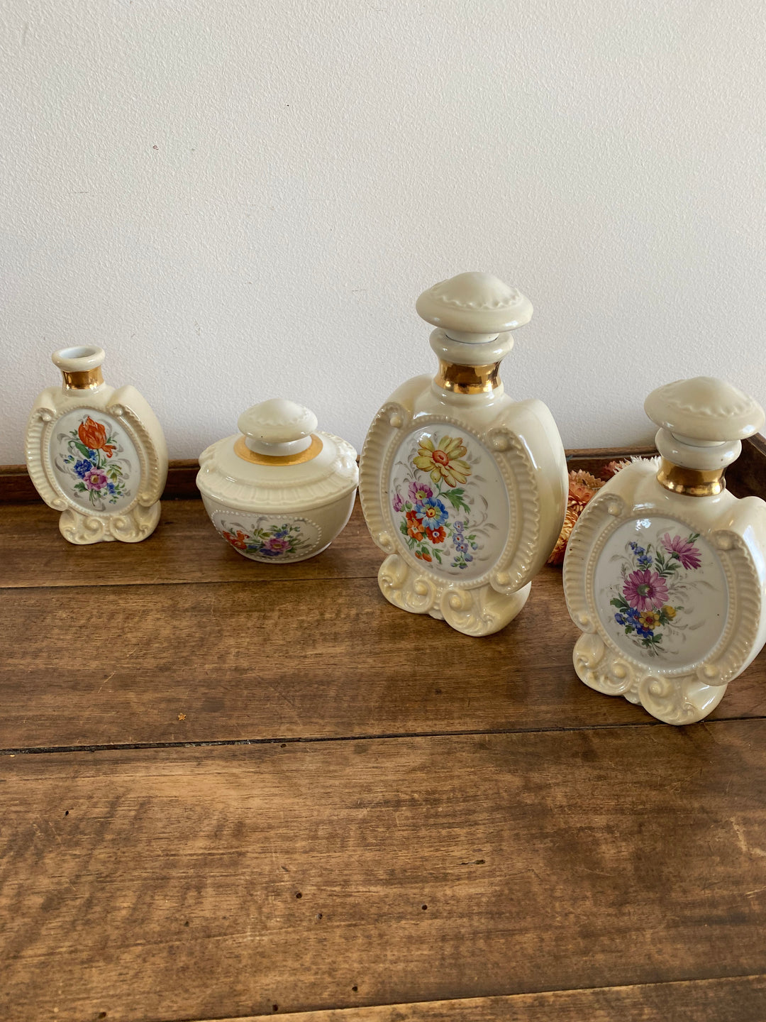 Flacons de salle de bain en porcelaine décoration florale moulures