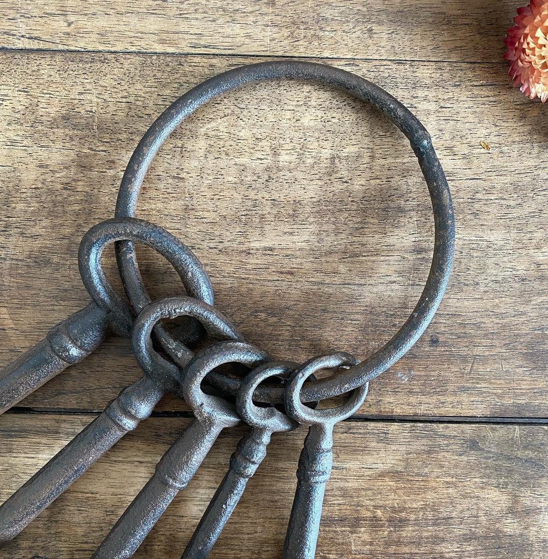 Trousseau de grandes clés anciennes en fer