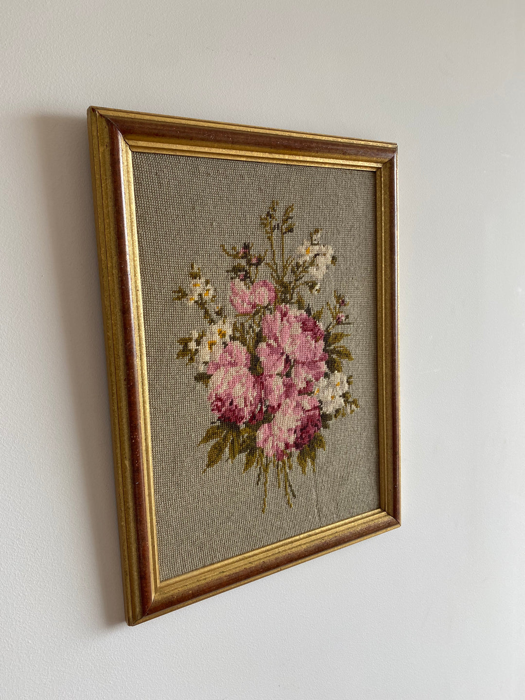 Broderie fleurs encadré doré