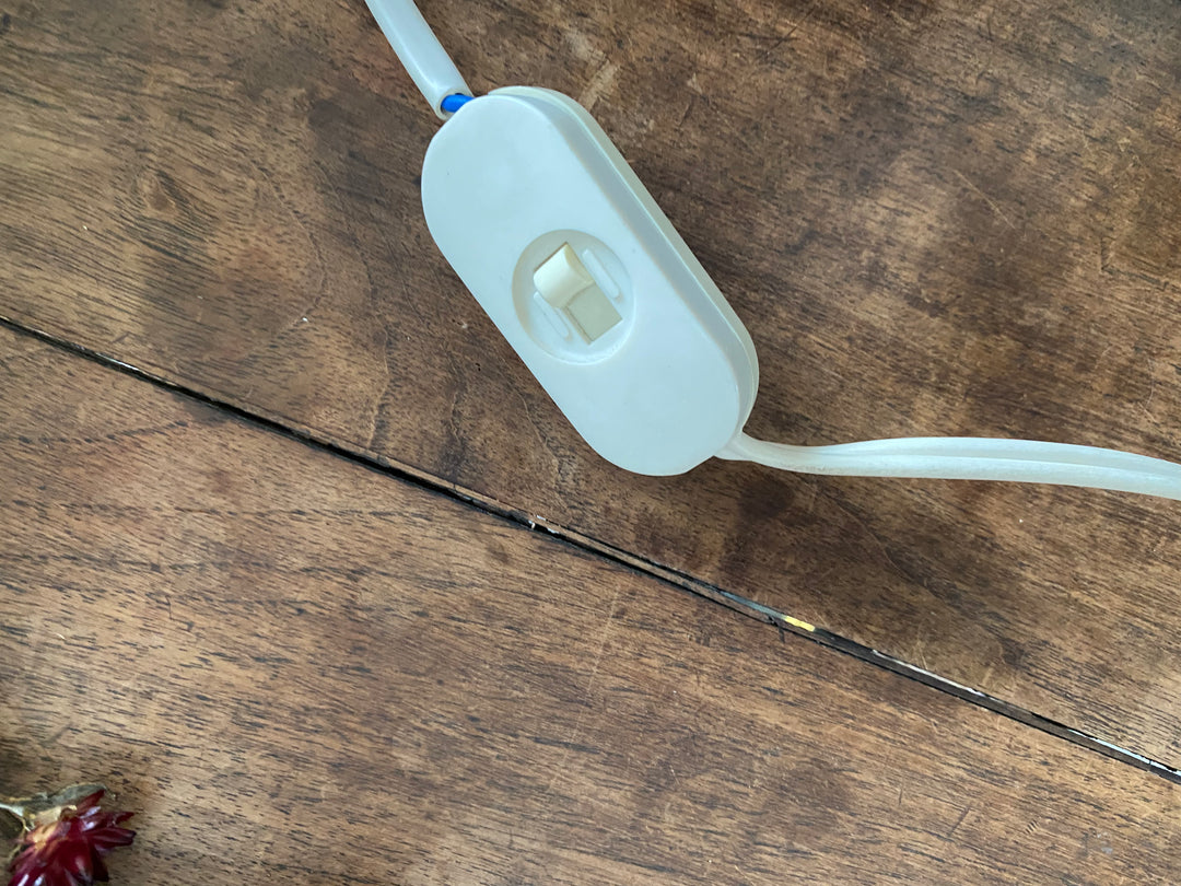 Lampe à pétrole verre fumé et porcelaine fleurie