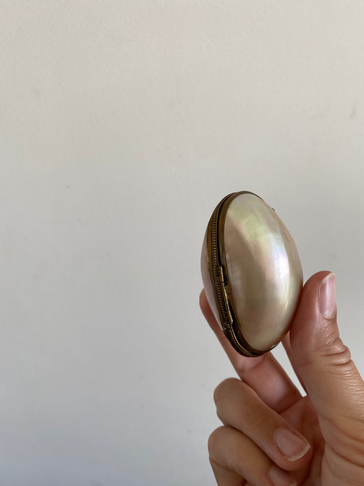 Pilulier ancien nacré et laiton