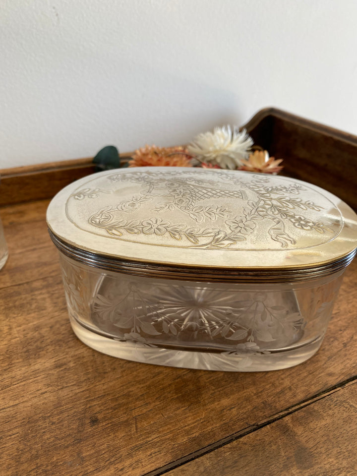 Éléments de toilette ciselé et bouchon métal argenté