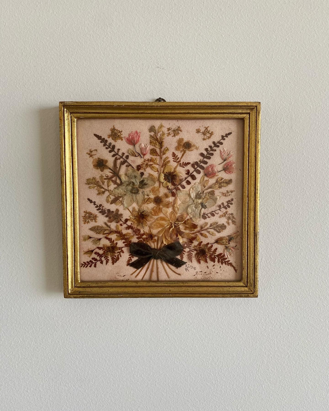 Cadre en bois doré avec ses fleurs séchées