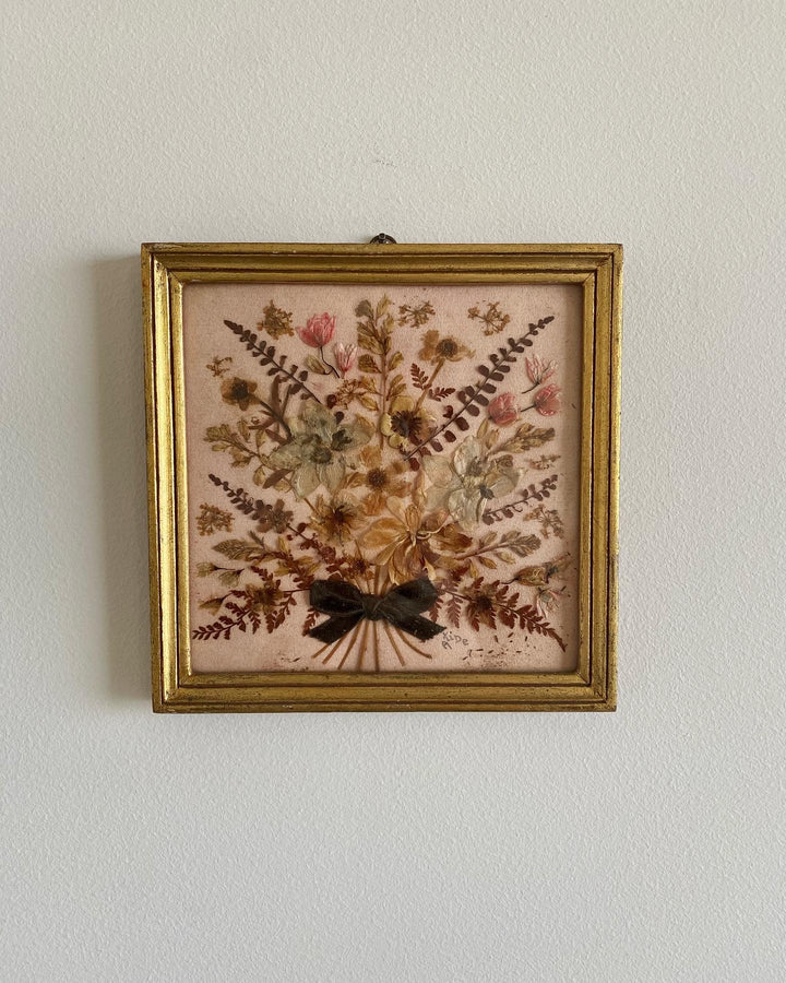 Cadre en bois doré avec ses fleurs séchées