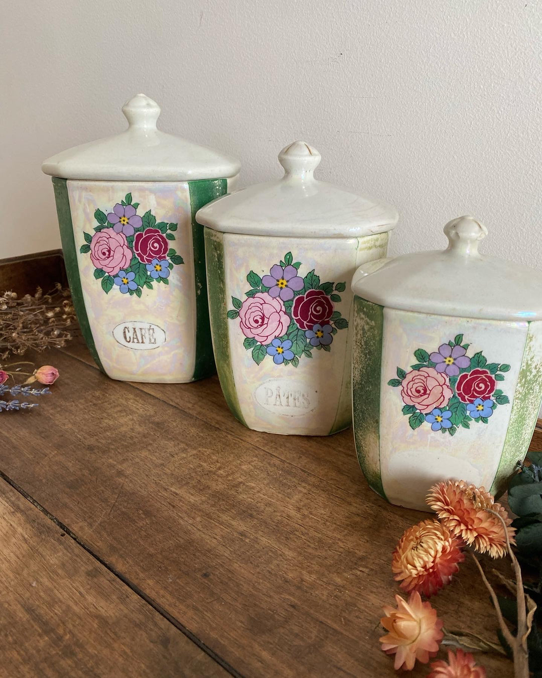 Pots de cuisine décoratifs à motifs fleuris en faïence signés Czechoslovakia.