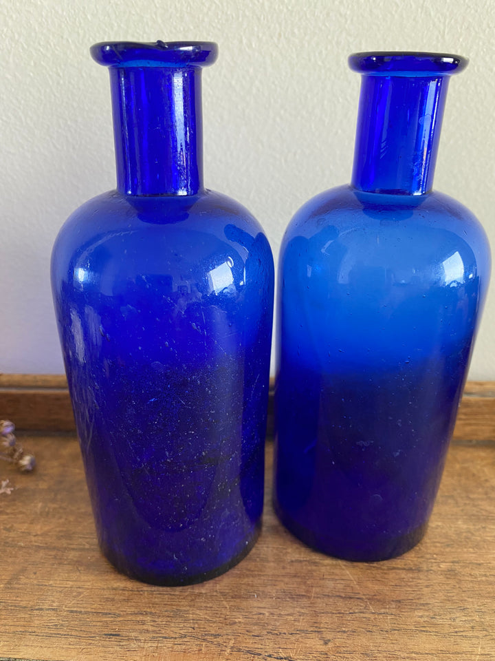 Flacons anciens en verre couleur bleu roi