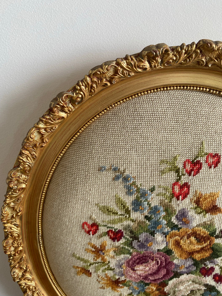 Broderie XL bouquet de fleurs dans cadre à moulures dorées