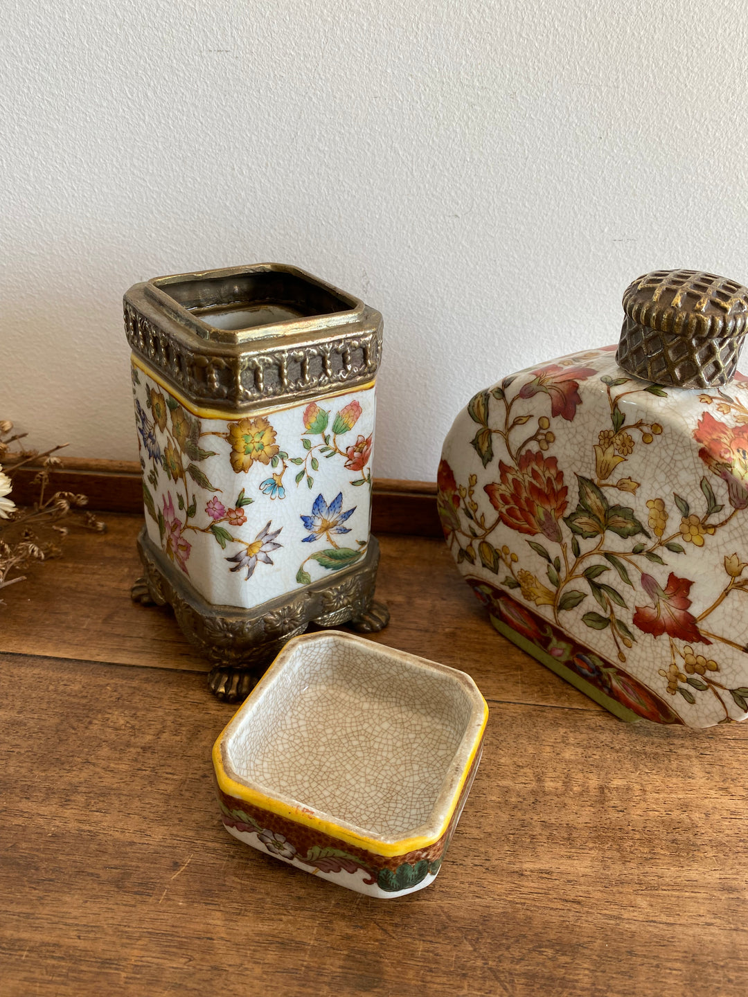 Flacon et pot en porcelaine craquelée Wong Lee 1895